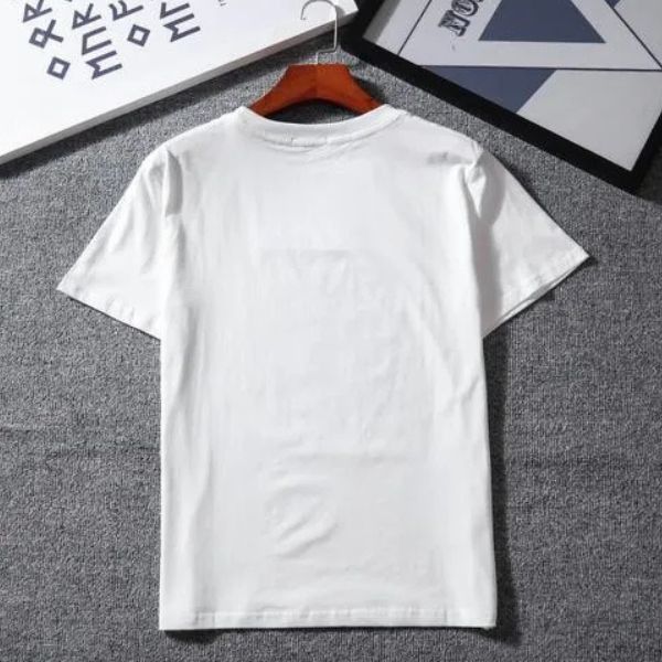 Camiseta casual listrada com logotipo