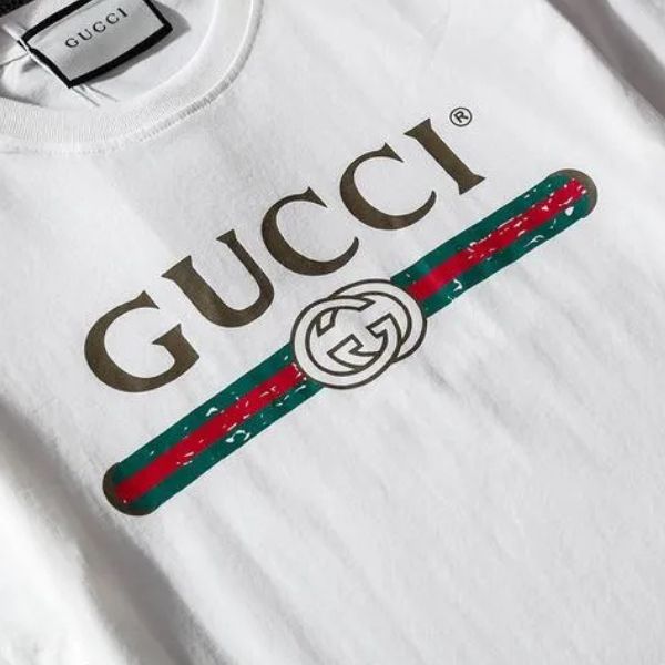 Camiseta casual listrada com logotipo