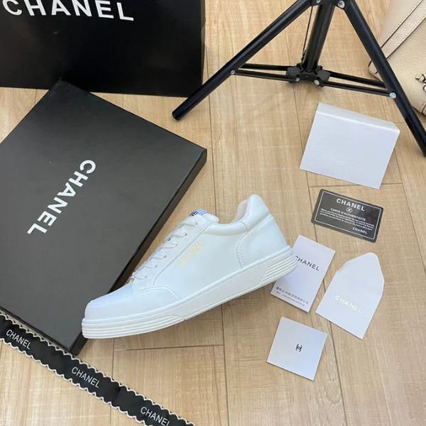 Tênis branco de cano baixo de luxo