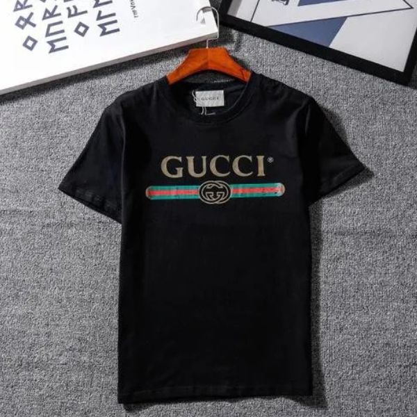 Camiseta casual listrada com logotipo 