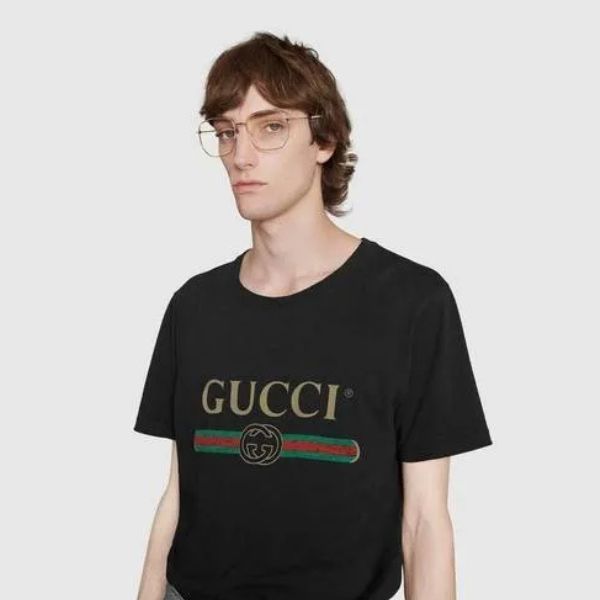 Camiseta casual listrada com logotipo 