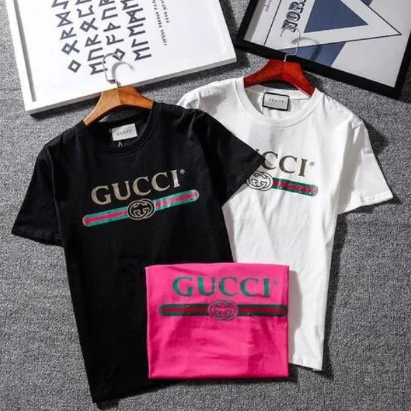 Camiseta casual listrada com logotipo 