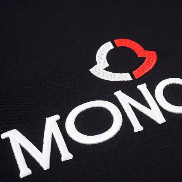 Camiseta com logotipo bordado da Moncler 
