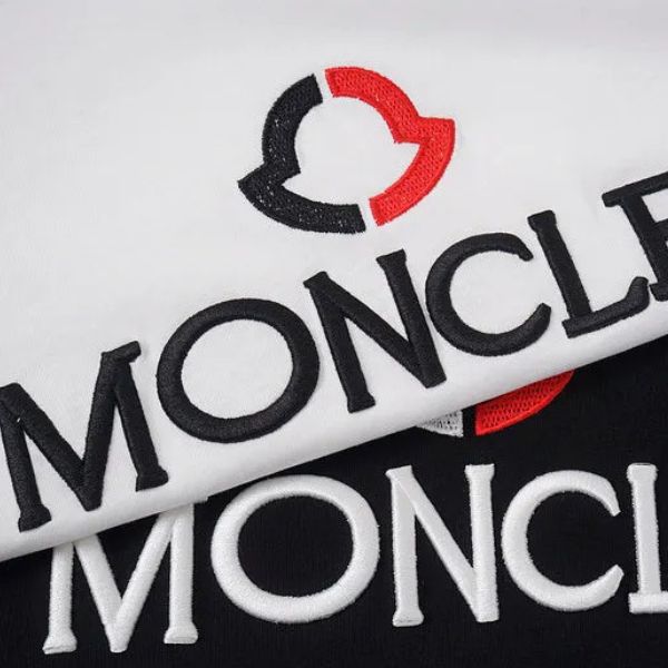 Camiseta com logotipo bordado da Moncler 