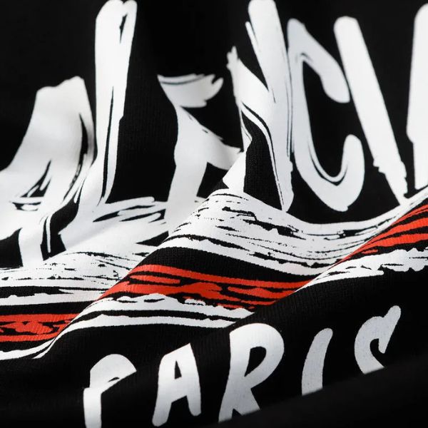 Camiseta com estampa parisiense 