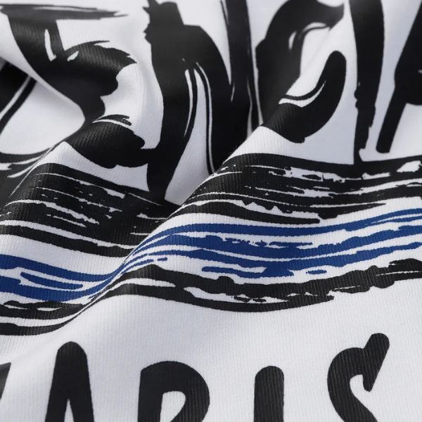 Camiseta com estampa parisiense 