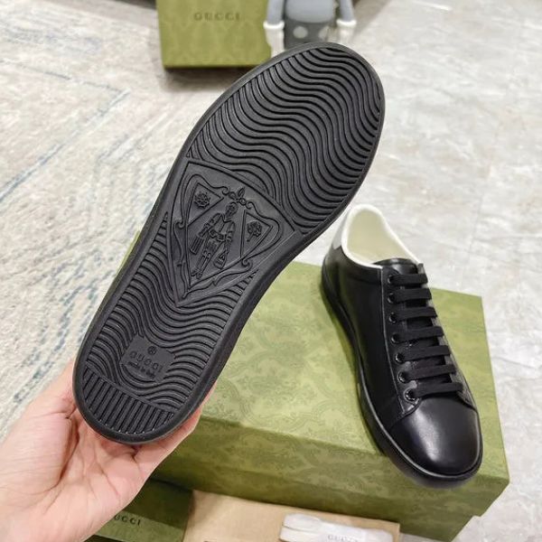Tênis de couro com logotipo perfurado