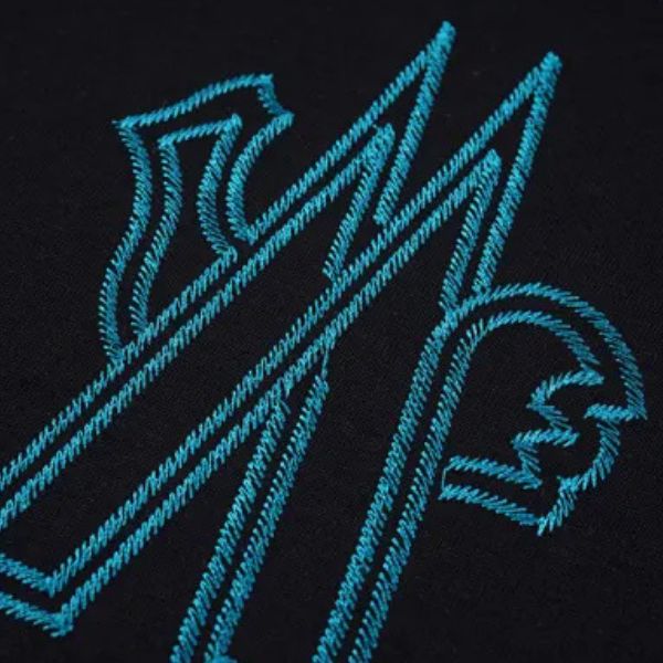 Camiseta de algodão bordada com assinatura 