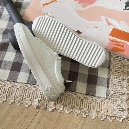 Tênis Brancos com Monograma em Relevo 
